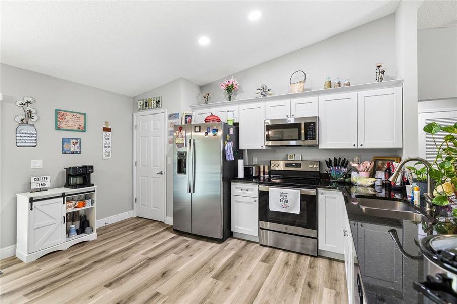 Furnished interior view inside a new home in , Dunnellon (Image 19).