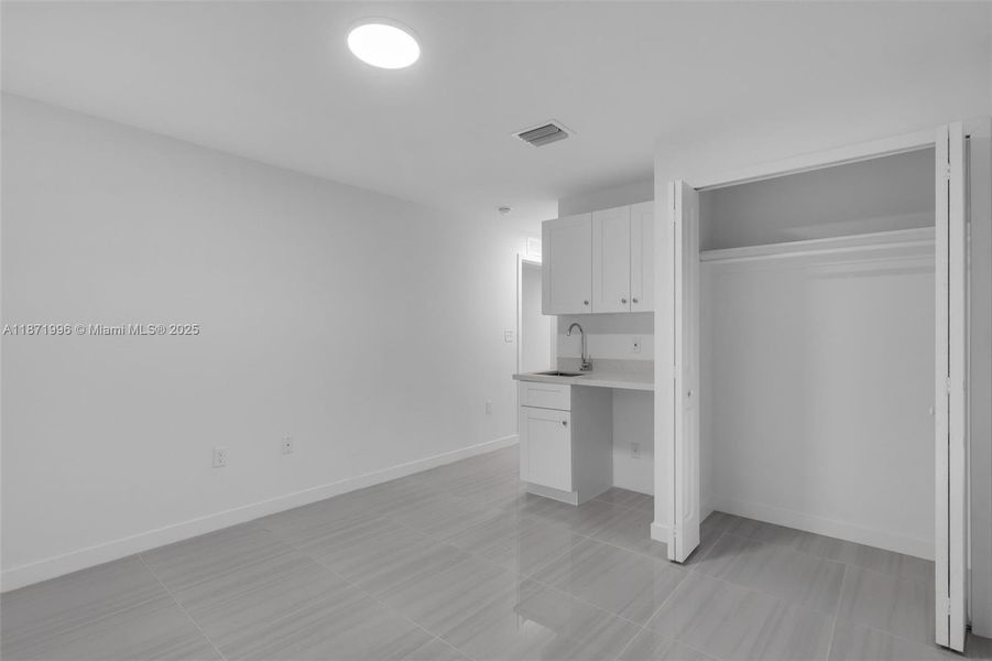 Spacious, unfurnished interior of a new home in , Miami Gardens (Image 17).