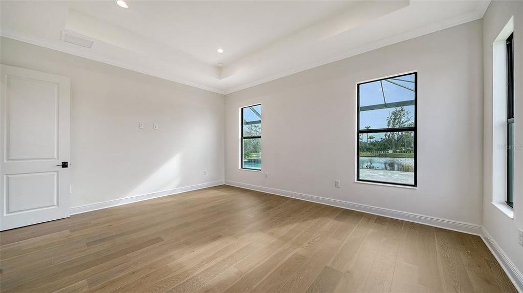 Spacious, unfurnished interior of a new home in Tideline, Bradenton (Image 17).