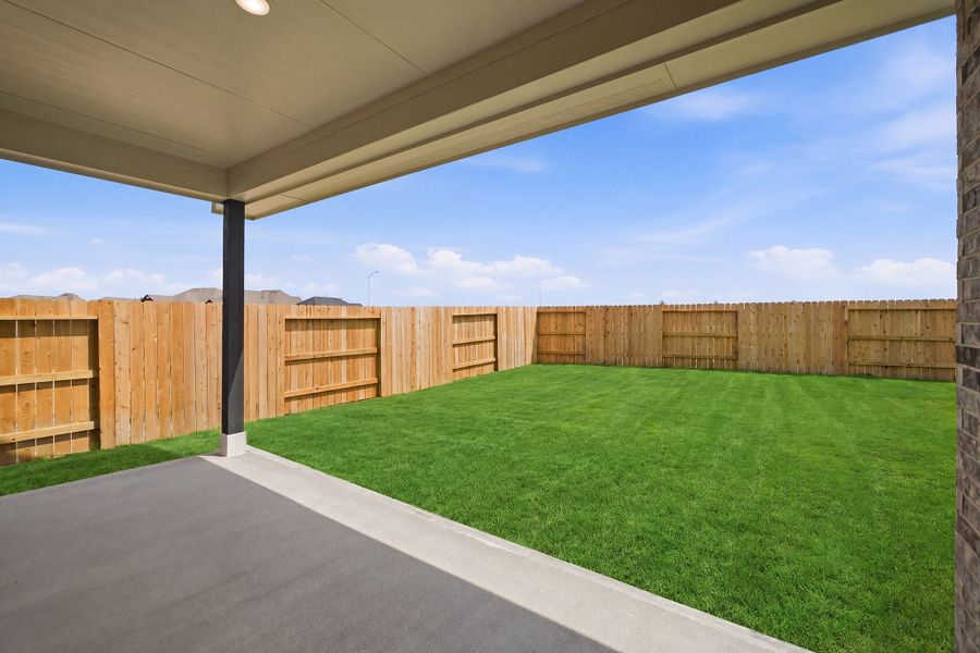 Exterior details and patio area of a home in Wildrye, Waller (Image 4).