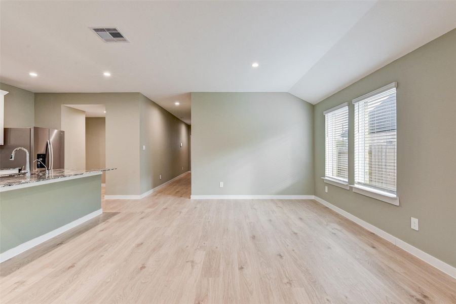 Spacious, unfurnished interior of a new home in Post Oak Pointe, Fresno (Image 15).