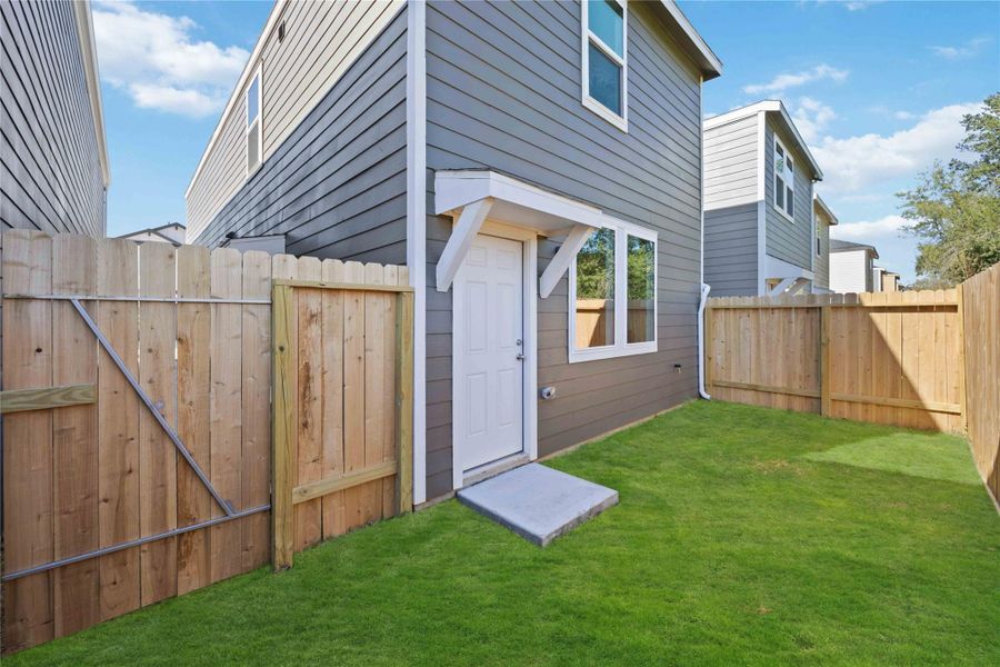 Exterior details and patio area of a home in Mansfield Estates, Houston (Image 1).