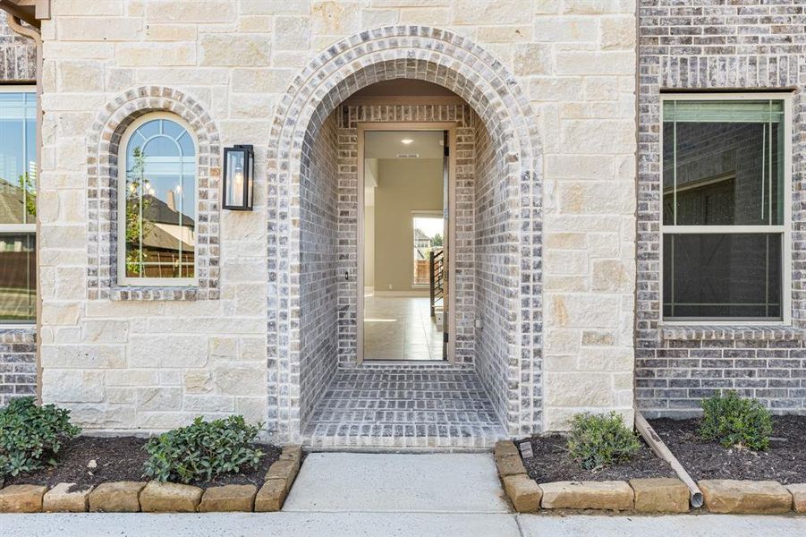 Exterior details and patio area of a home in Ridgepoint, Midlothian (Image 26).