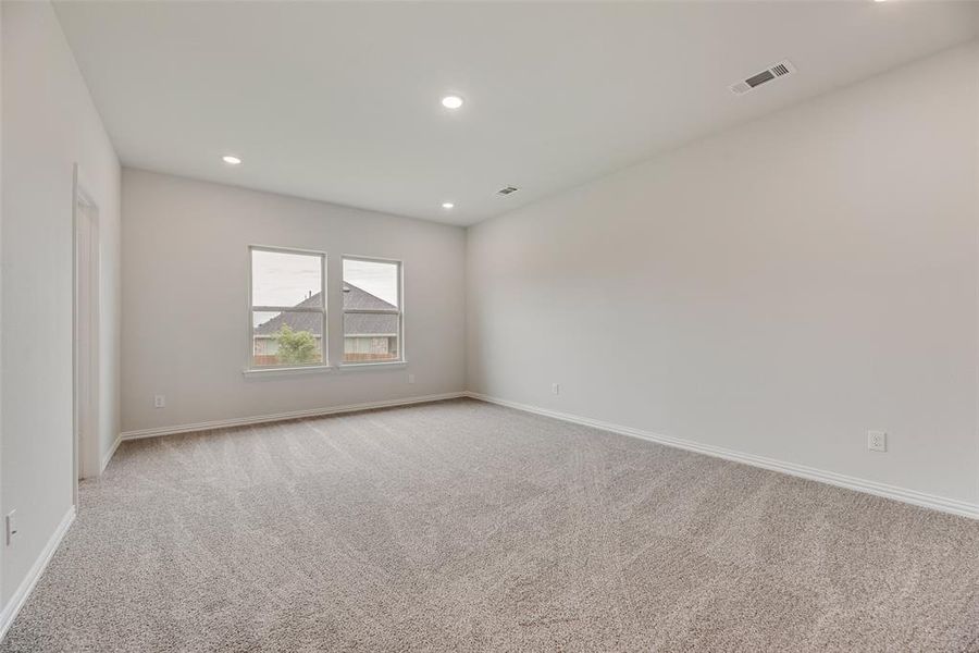 Spacious, unfurnished interior of a new home in Villages of Hurricane Creek, Anna (Image 14).