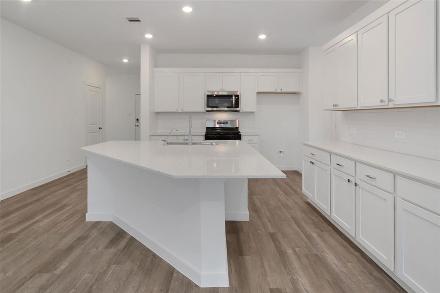 Furnished interior view inside a new home in Silverthorne, Conroe (Image 9).
