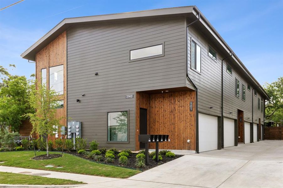 Exterior details and patio area of a home in , Dallas (Image 20).