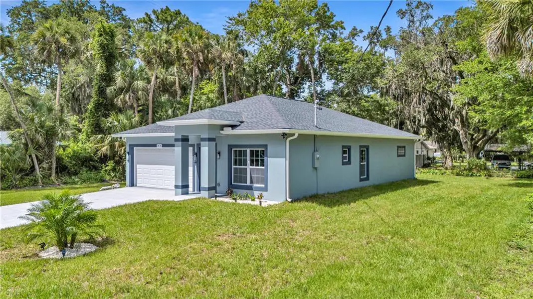 Exterior details and patio area of a home in , Daytona Beach (Image 3).