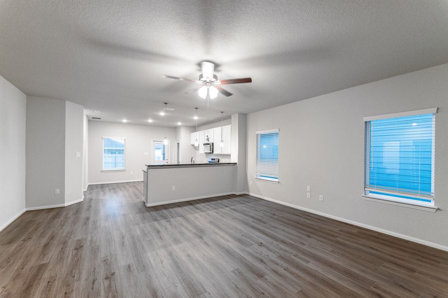 Spacious, unfurnished interior of a new home in Hennersby Hollow, San Antonio (Image 9).
