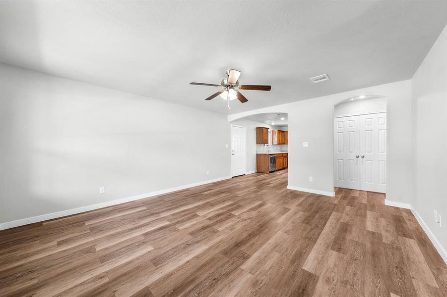 Spacious, unfurnished interior of a new home in , West Tawakoni (Image 15).
