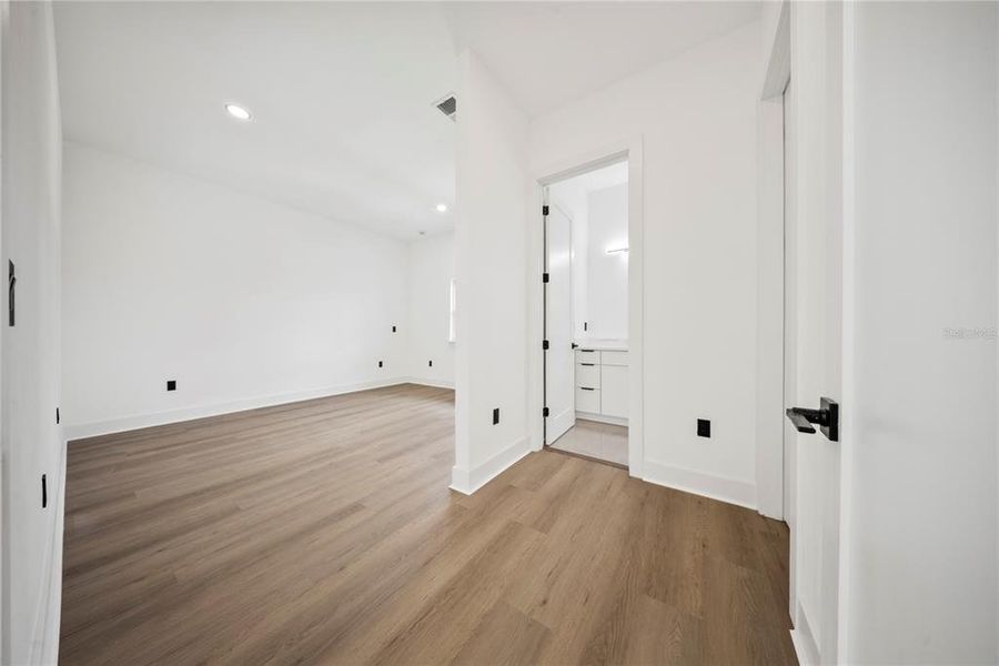 Spacious, unfurnished interior of a new home in , Lake Alfred (Image 19).