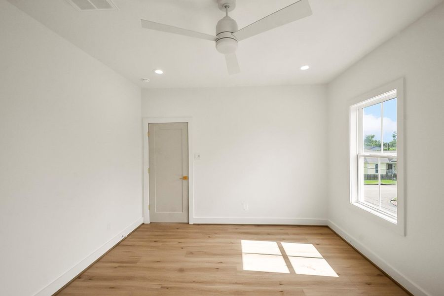 Spacious, unfurnished interior of a new home in , Houston (Image 20).