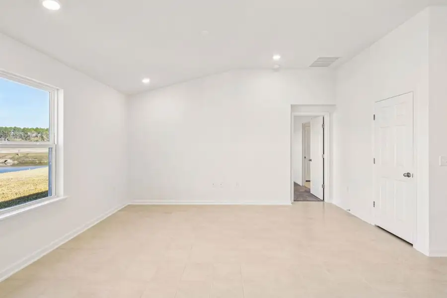 Spacious, unfurnished interior of a new home in Hawkes Meadow, Jacksonville (Image 6).