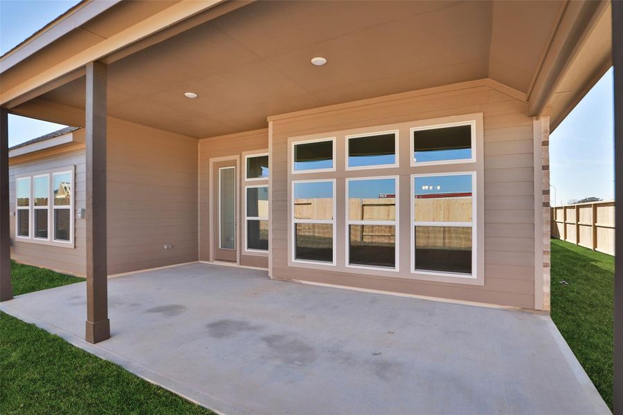 Exterior details and patio area of a home in Wildrye, Waller (Image 3).
