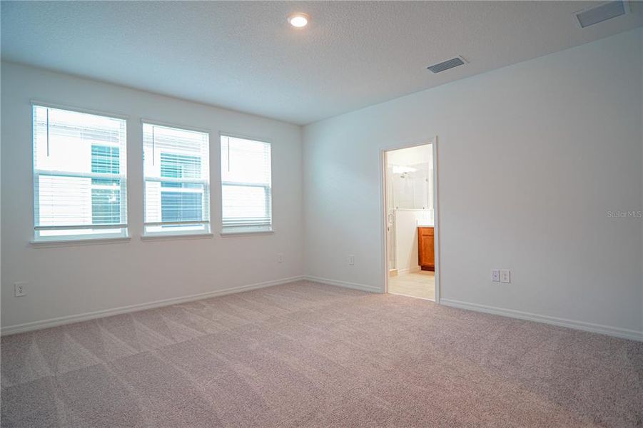 Spacious, unfurnished interior of a new home in , Winter Garden (Image 17).