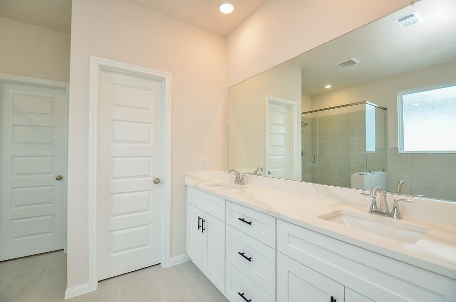 Notice the ample counter space, and the double sinks. Notice the ample counter space, and the double sinks.