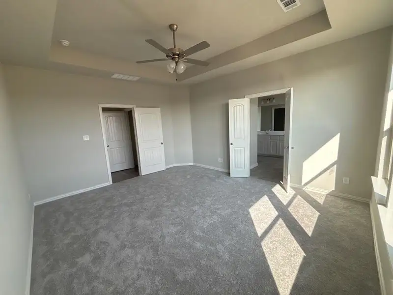 Spacious, unfurnished interior of a new home in Waterford Park, Weatherford (Image 10).