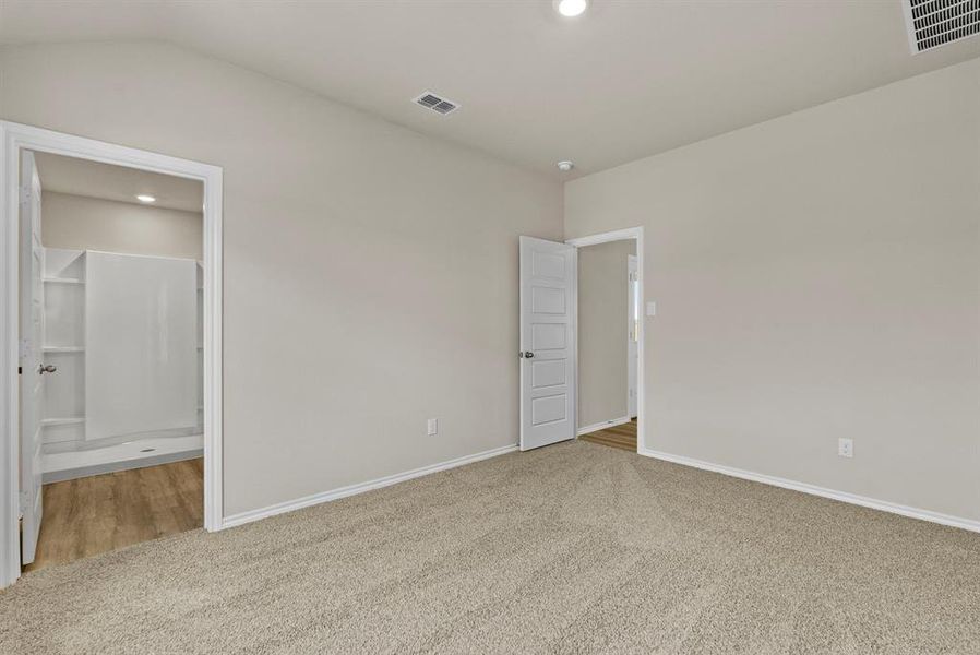 Spacious, unfurnished interior of a new home in Meadowbrook Estates, Cleburne (Image 22).
