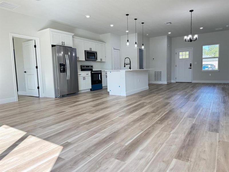 Spacious, unfurnished interior of a new home in , Ocala (Image 6).