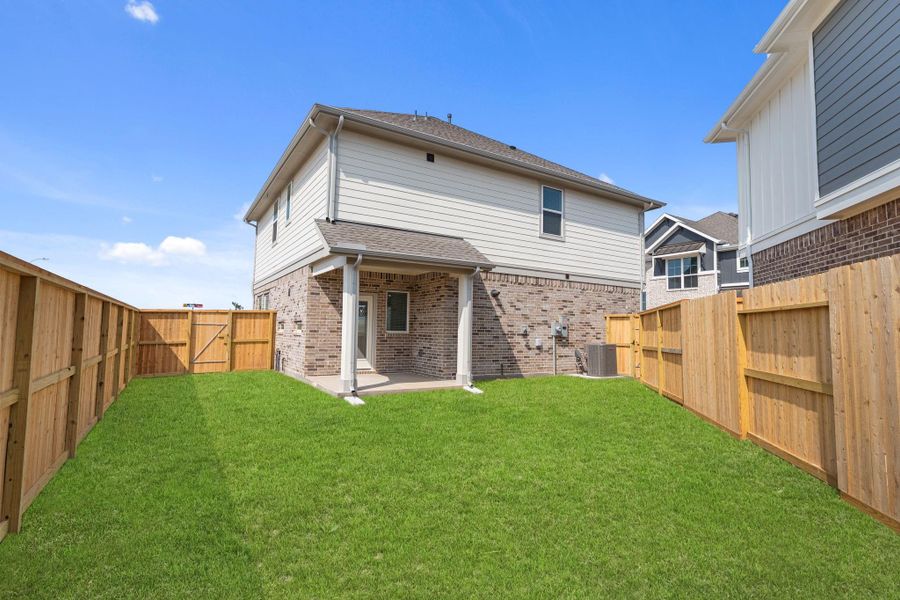 Exterior details and patio area of a home in Sienna, Missouri City (Image 4).