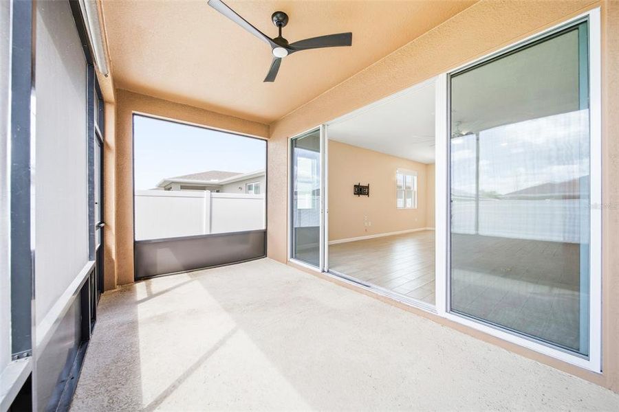 Exterior details and patio area of a home in , Haines City (Image 3).