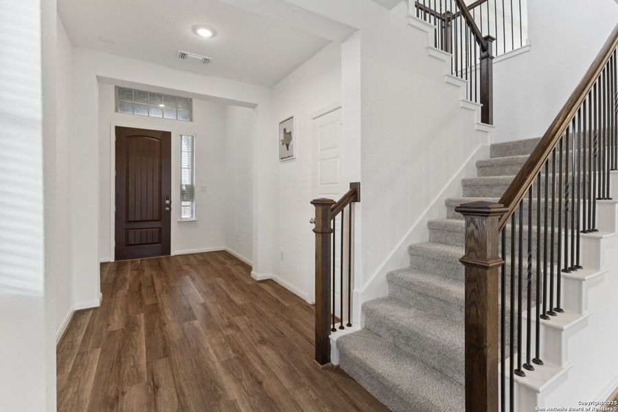 Spacious, unfurnished interior of a new home in Rhine Valley, Schertz (Image 51).
