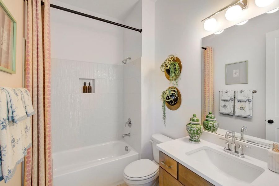 Sebastian Full Bathroom