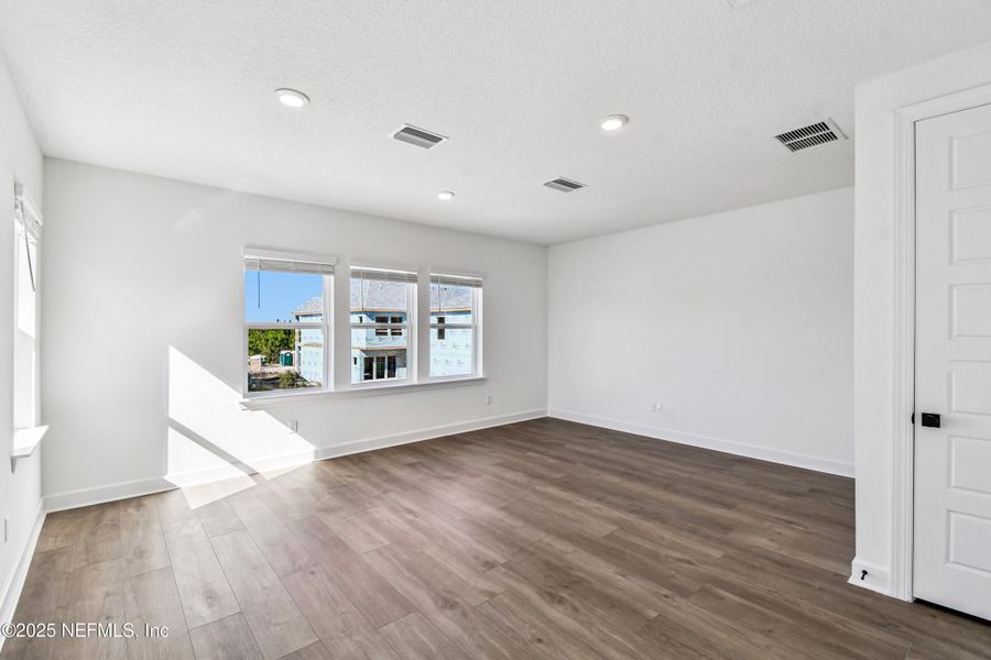 Spacious, unfurnished interior of a new home in , Jacksonville (Image 19).