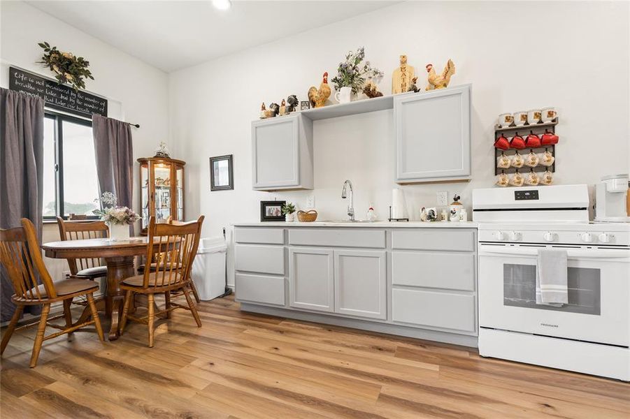 Furnished interior view inside a new home in , Tolar (Image 29).