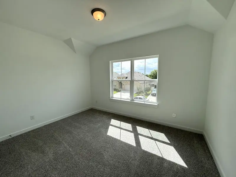 Spacious, unfurnished interior of a new home in Creeks Crossing, Elgin (Image 13).