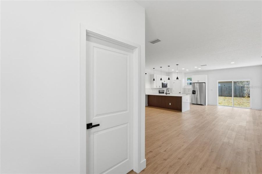 Spacious, unfurnished interior of a new home in , Citrus Springs (Image 13).