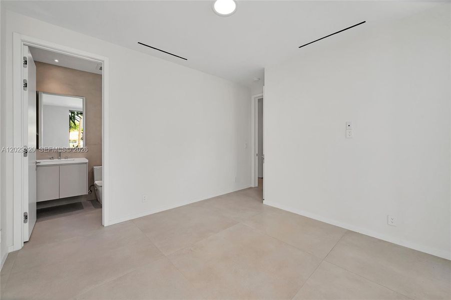 Spacious, unfurnished interior of a new home in , Miami (Image 35).