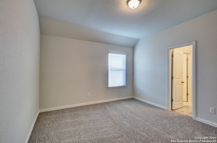 Spacious, unfurnished interior of a new home in Veranda, San Antonio (Image 23).