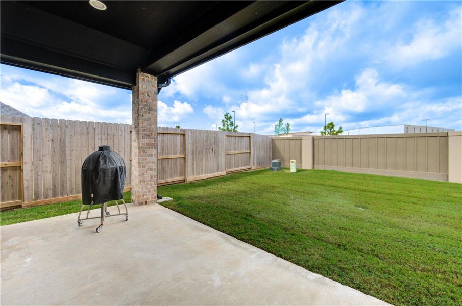 Exterior details and patio area of a home in Cross Creek West, Fulshear (Image 30).