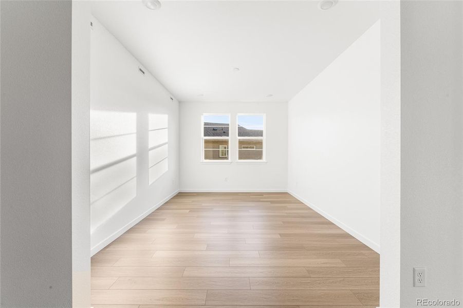 Spacious, unfurnished interior of a new home in The Aurora Highlands, Aurora (Image 15).