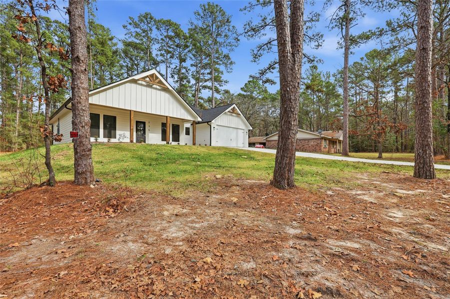 Exterior details and patio area of a home in , Brookeland (Image 23).