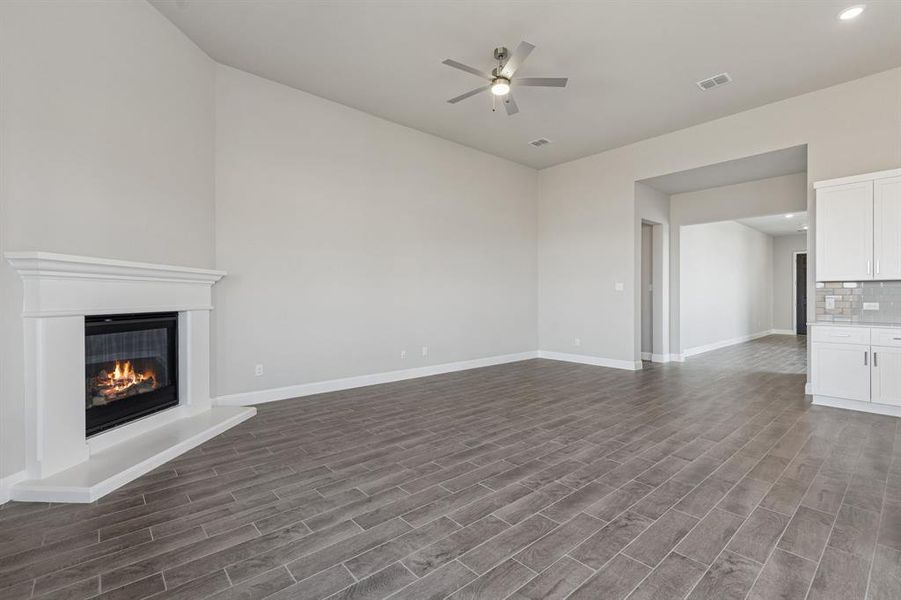 Spacious, unfurnished interior of a new home in Venetian, Weston (Image 15).