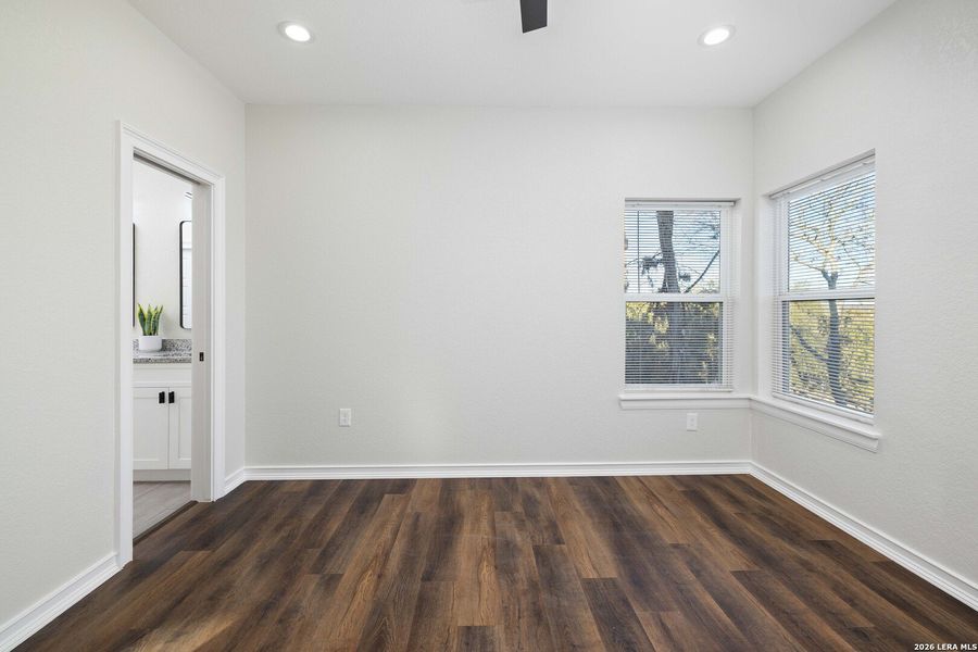 Spacious, unfurnished interior of a new home in , Canyon Lake (Image 17).