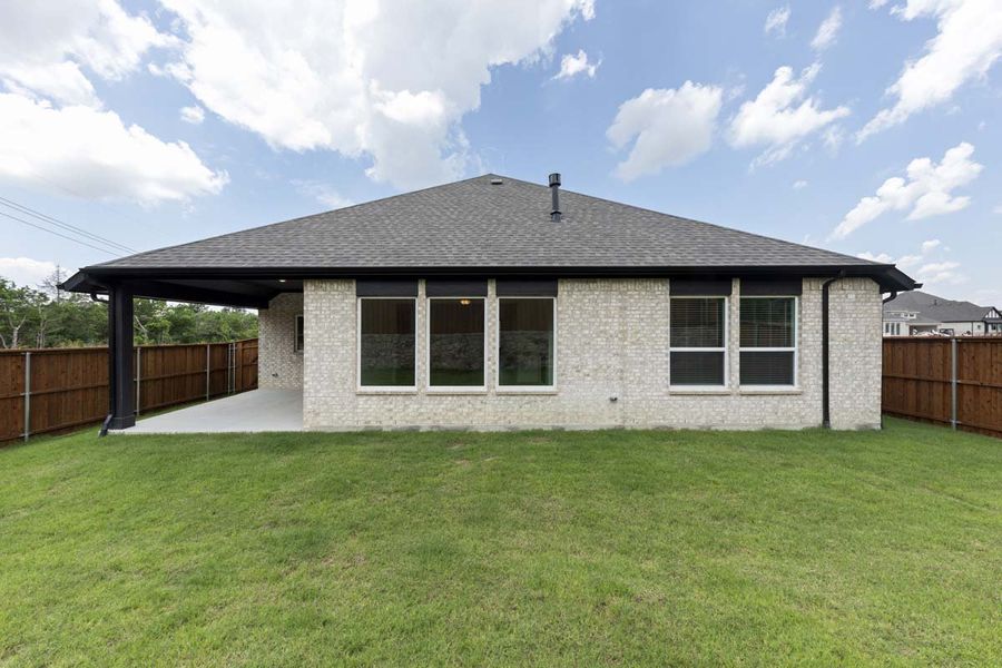 Exterior details and patio area of a home in Park Hills, Rockwall (Image 4).