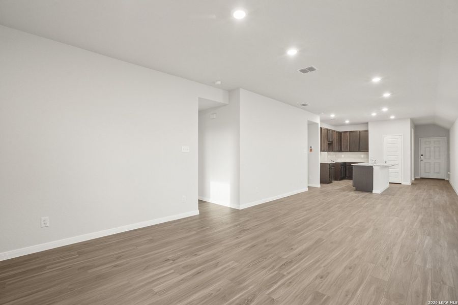Spacious, unfurnished interior of a new home in Dauer Ranch, New Braunfels (Image 11).