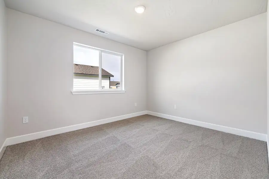 Spacious, unfurnished interior of a new home in McClannahan Summit, Umatilla (Image 18).