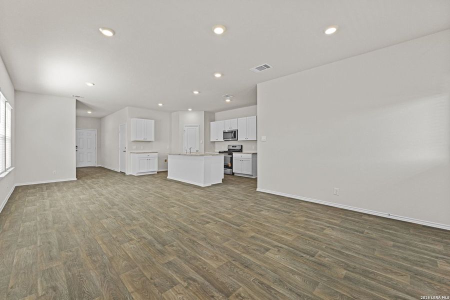 Spacious, unfurnished interior of a new home in Hunters Ranch, San Antonio (Image 24).