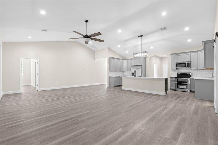 LIVING ROOM AREA VAULTED CEILING WITH CEILING FAM