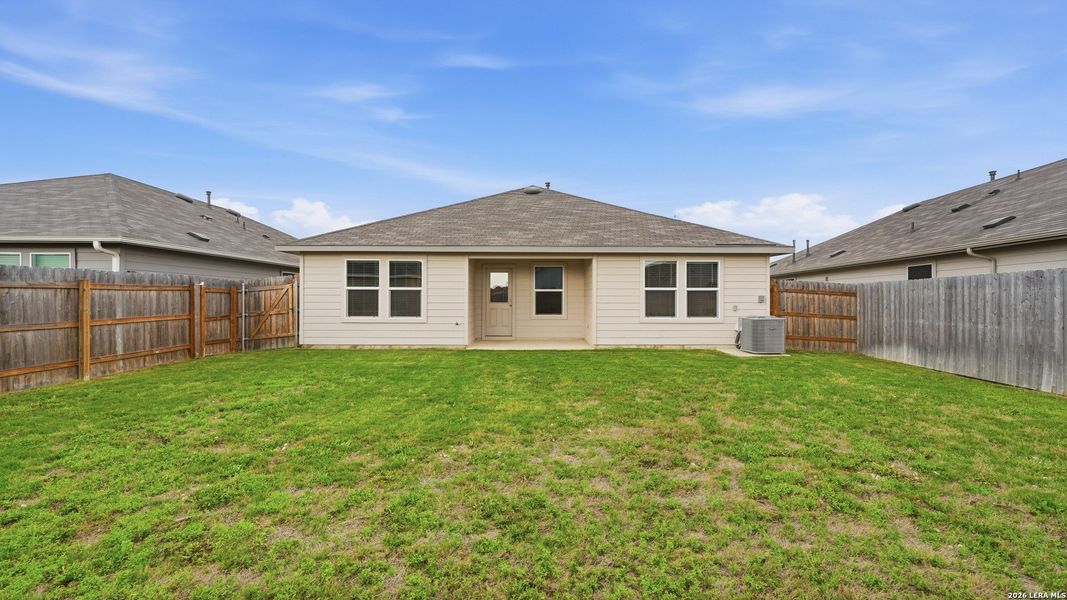 Exterior details and patio area of a home in Heather Glen, New Braunfels (Image 4).