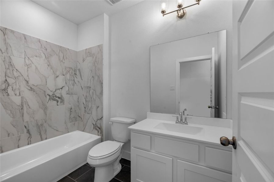 Furnished interior view inside a new home in Sienna, Missouri City (Image 15).