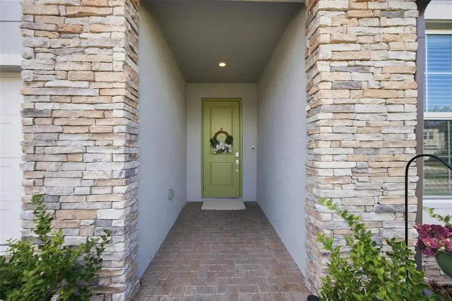 Exterior details and patio area of a home in Pearl Estates, Lutz (Image 27).