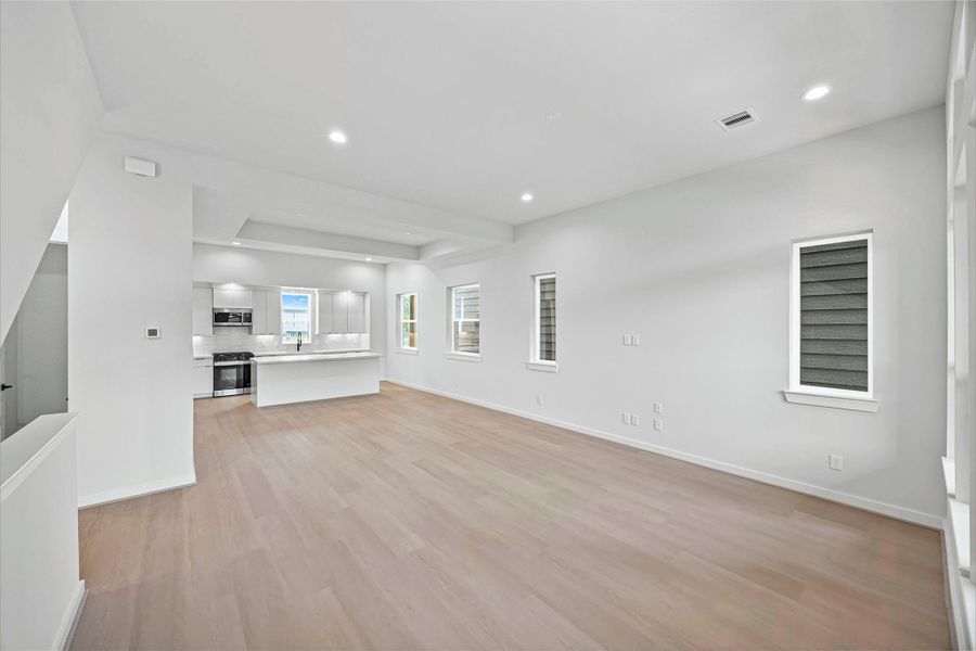 Spacious, unfurnished interior of a new home in Shepherd Heights, Houston (Image 20).