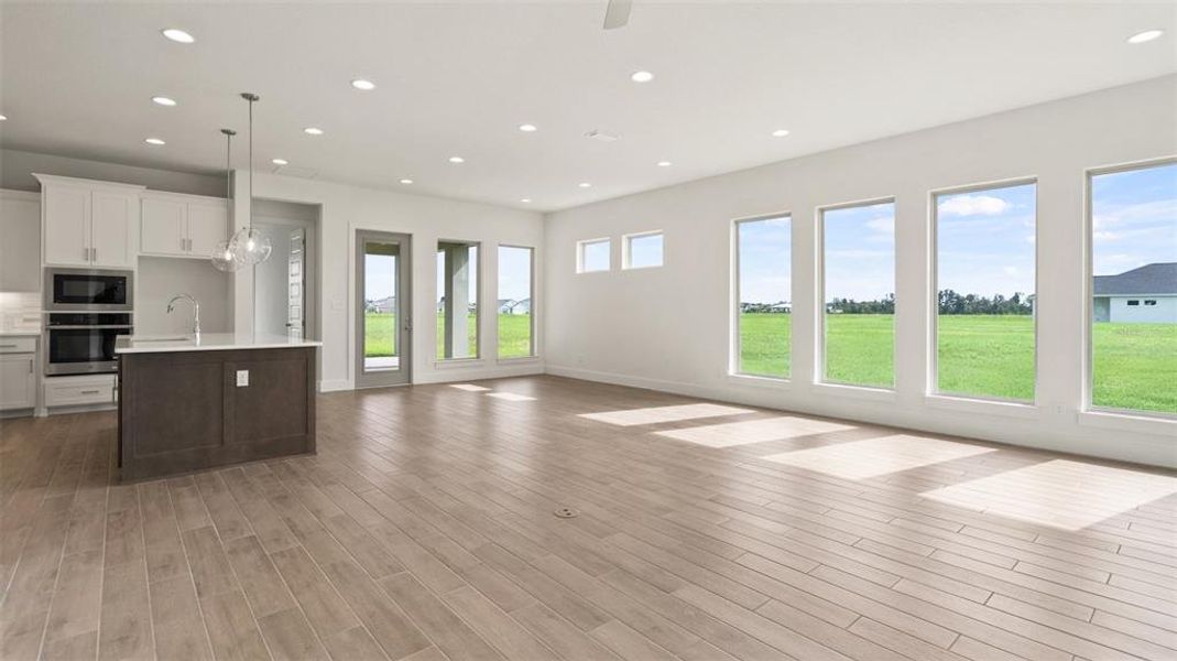Spacious, unfurnished interior of a new home in Mandarin Grove, Palmetto (Image 11).