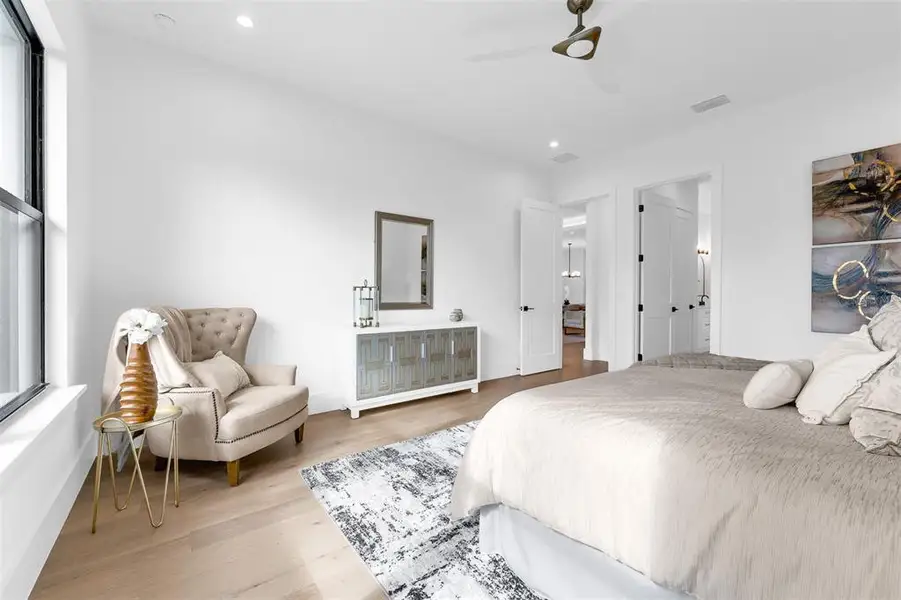 Furnished interior view inside a new home in , Orlando (Image 12).