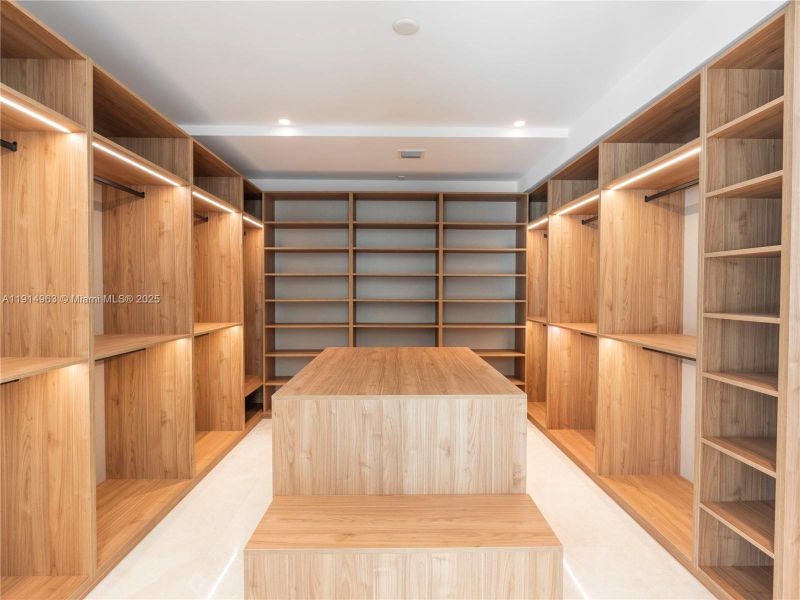 Spacious, unfurnished interior of a new home in , Pinecrest (Image 18).