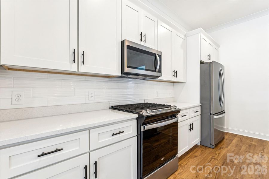 Gas stove!! And appliances included with purchase!
